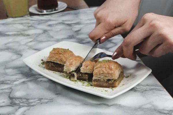 Geleneksel hindistancevizli tatlı baklavası. Ev yapımı fındıklı ve ballı baklava..