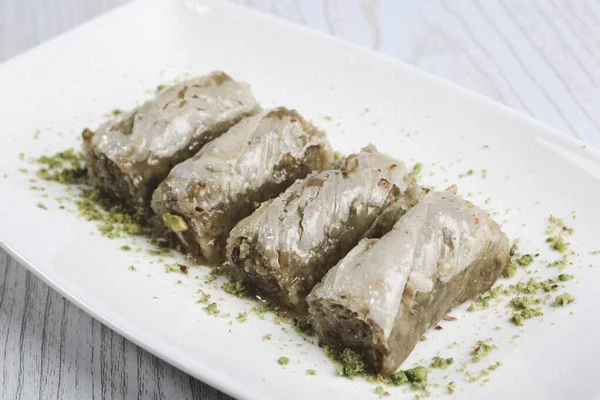 Geleneksel hindistancevizli tatlı baklavası. Ev yapımı fındıklı ve ballı baklava..
