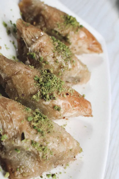 Geleneksel hindistancevizli tatlı baklavası. Ev yapımı fındıklı ve ballı baklava..