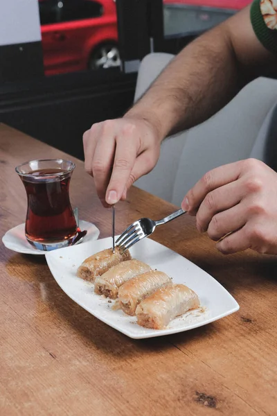Geleneksel hindistancevizli tatlı baklavası. Ev yapımı fındıklı ve ballı baklava..