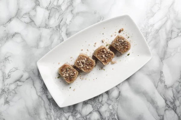 Geleneksel hindistancevizli tatlı baklavası. Ev yapımı fındıklı ve ballı baklava..