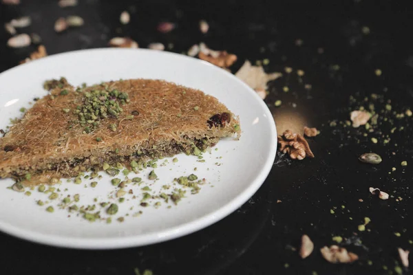 Geleneksel hindistancevizli tatlı baklavası. Ev yapımı fındıklı ve ballı baklava..