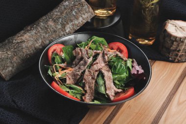 Taze salata tabağı ile karışık yeşillik