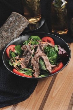 Taze salata tabağı ile karışık yeşillik