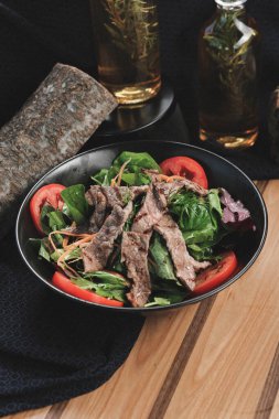 Taze salata tabağı ile karışık yeşillik