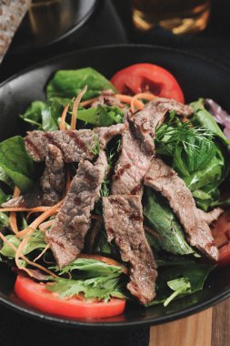 Taze salata tabağı ile karışık yeşillik