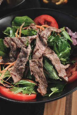 Taze salata tabağı ile karışık yeşillik