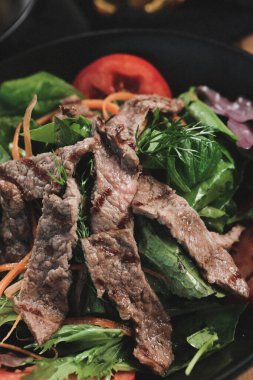 Taze salata tabağı ile karışık yeşillik