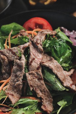 Taze salata tabağı ile karışık yeşillik