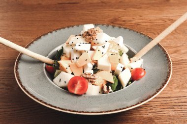 Taze salata tabağı ile karışık yeşillik