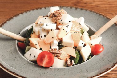 Taze salata tabağı ile karışık yeşillik