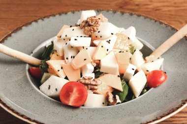 Taze salata tabağı ile karışık yeşillik