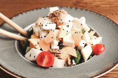 Taze salata tabağı ile karışık yeşillik