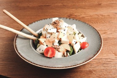 Taze salata tabağı ile karışık yeşillik