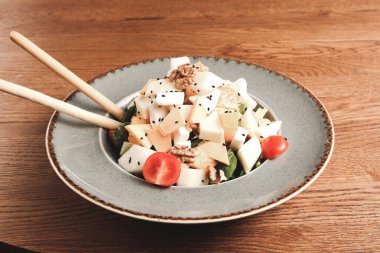 Taze salata tabağı ile karışık yeşillik