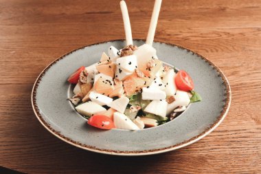 Taze salata tabağı ile karışık yeşillik