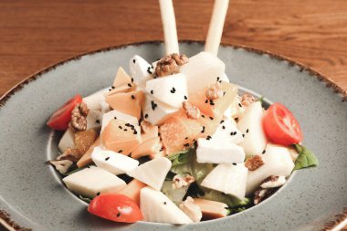 Taze salata tabağı ile karışık yeşillik