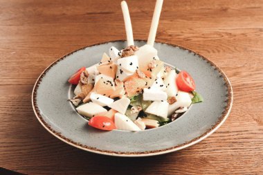 Taze salata tabağı ile karışık yeşillik