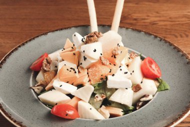 Taze salata tabağı ile karışık yeşillik