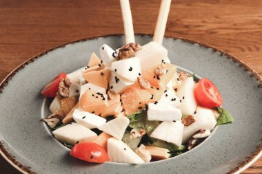 Taze salata tabağı ile karışık yeşillik