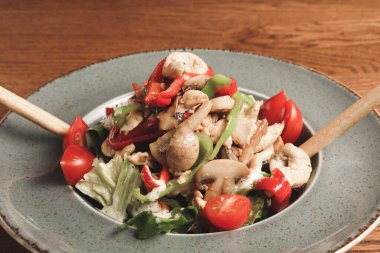 Taze salata tabağı ile karışık yeşillik