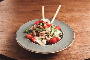 Taze salata tabağı ile karışık yeşillik