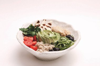 Taze salata tabağı ile karışık yeşillik