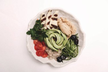 Taze salata tabağı ile karışık yeşillik