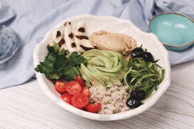 Taze salata tabağı ile karışık yeşillik