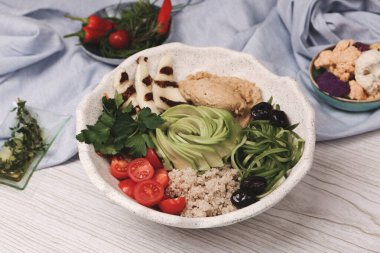 Taze salata tabağı ile karışık yeşillik