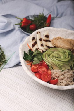 Taze salata tabağı ile karışık yeşillik