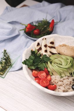 Taze salata tabağı ile karışık yeşillik