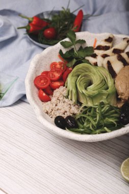 Taze salata tabağı ile karışık yeşillik