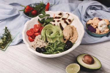 Taze salata tabağı ile karışık yeşillik