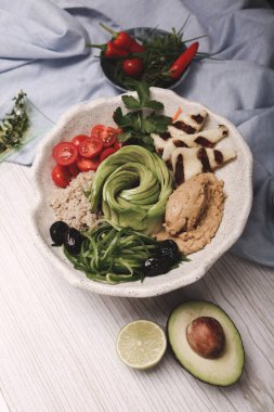 Taze salata tabağı ile karışık yeşillik