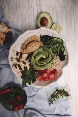 Taze salata tabağı ile karışık yeşillik