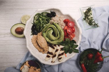 Taze salata tabağı ile karışık yeşillik