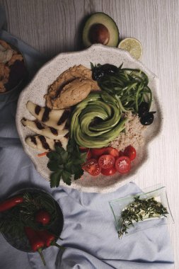 Taze salata tabağı ile karışık yeşillik