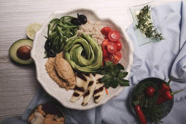 Taze salata tabağı ile karışık yeşillik