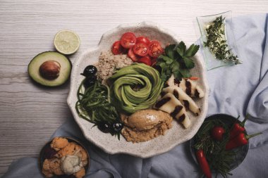 Taze salata tabağı ile karışık yeşillik