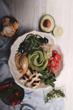 Taze salata tabağı ile karışık yeşillik