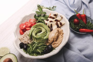 Taze salata tabağı ile karışık yeşillik