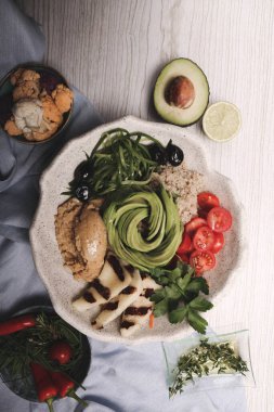Taze salata tabağı ile karışık yeşillik