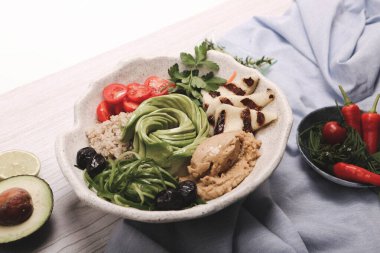 Taze salata tabağı ile karışık yeşillik