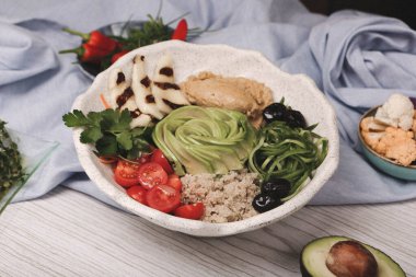 Taze salata tabağı ile karışık yeşillik
