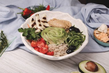 Taze salata tabağı ile karışık yeşillik