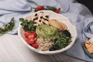 Taze salata tabağı ile karışık yeşillik