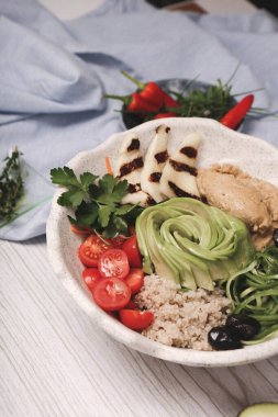 Taze salata tabağı ile karışık yeşillik