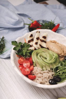 Taze salata tabağı ile karışık yeşillik