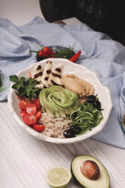 Taze salata tabağı ile karışık yeşillik